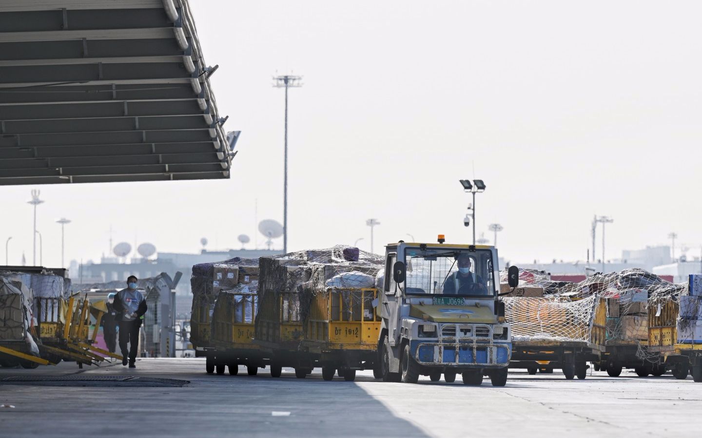 11月13日，首都机场货运站，由外地送达北京的货物从飞机上转运至货站。摄影/新京报记者 陶冉