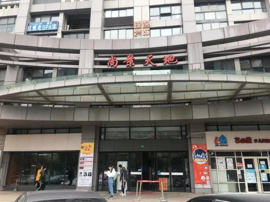 11月23日上午,记者来到位于上海尚景天地大厦的蛋壳办公室,门口几十位租客将办公室围得水泄不通。