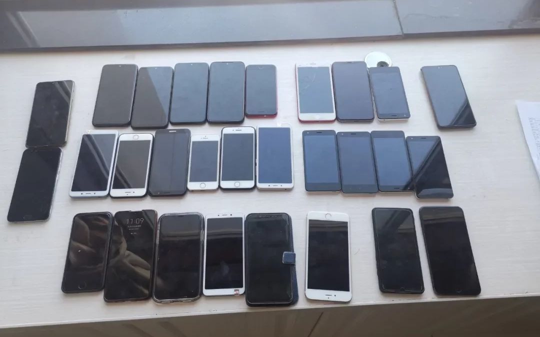▲警方收缴的手机。 图/新京报网