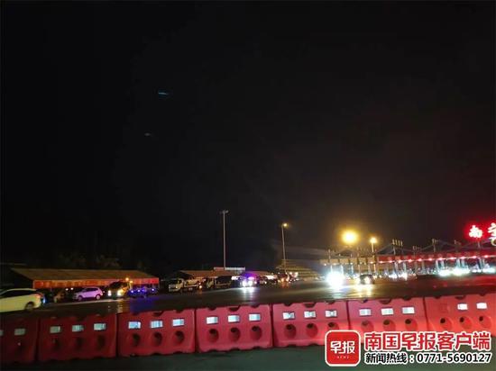 ▲部分事故车辆被拖至南宁东收费站,请求岗亭民警协助处理事故。