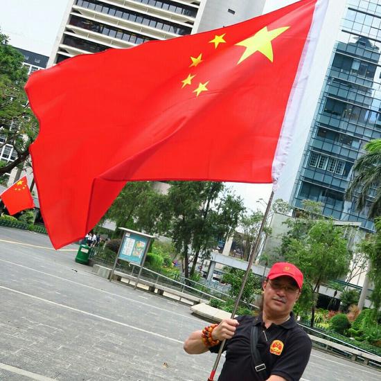 曹达明挥舞五星红旗，庆祝新中国成立71周年