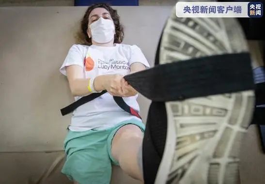在进行愈后物理治疗的新冠肺炎患者 图片来源:巴西《圣保罗州报》