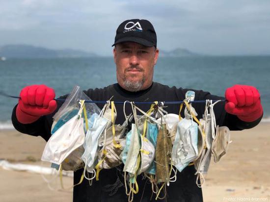 环保人士发现了大量被冲上海滩的废弃口罩(来源:oceansasia.org)