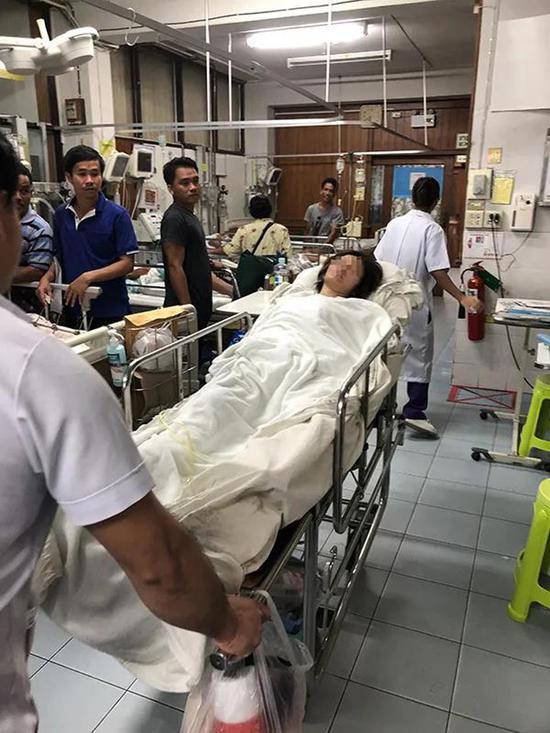 王灵被送往医院,身体多处骨折。