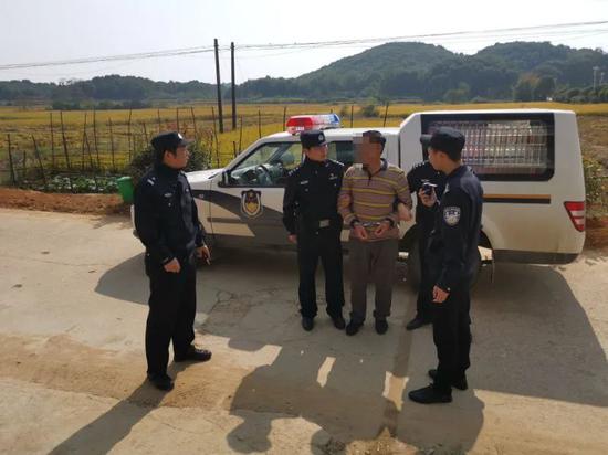 10月30日,命案逃犯应某宝在鄱阳警方的押解下来到案发现场进行指认。