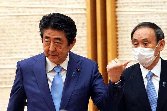 安倍和菅义伟(法新社)