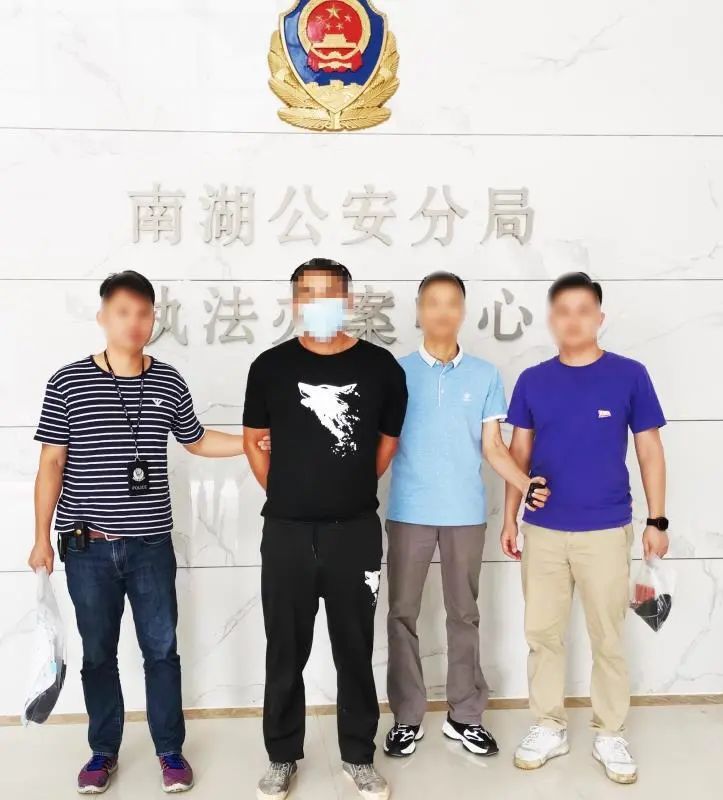 10月13日,民警在广西抓获命案逃犯李某。