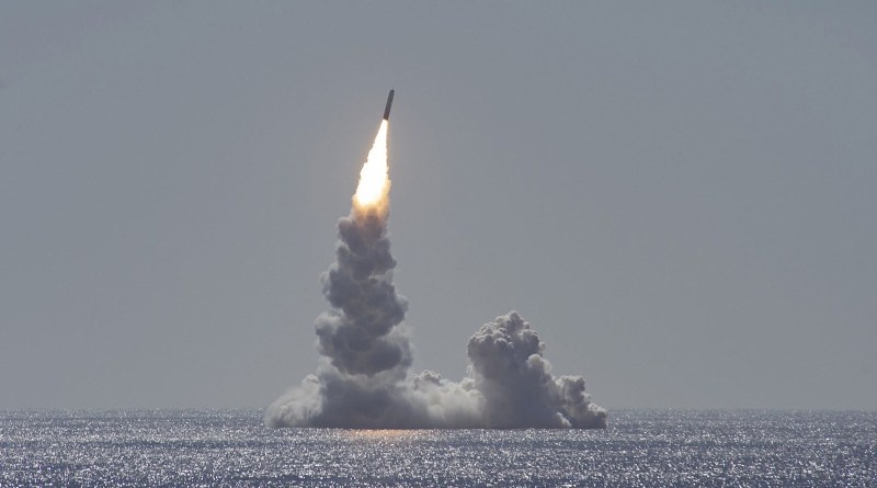 图:今年2月,美国海军试射最新型的三叉戟D5 LE,该导弹最大射程超过12000公里,最多可携带14枚爆炸当量为十万吨的W76核弹头。