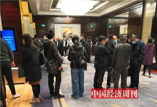 会议室外(到场债权人供图)
