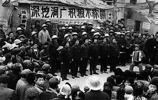 宣传队在人防工事构筑现场演出(图源:中国军网)
