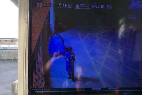 公共视频拍下老人来丢爱心款