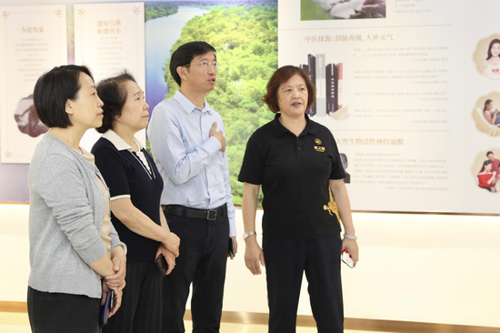 图:嘉宾在燕之屋燕窝文化展览馆参观