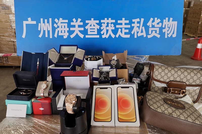 图为:广州海关缉私警察查获的走私手表、皮包、服饰、电子产品等 关悦/摄