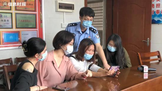 　　事主回看自己手机的被盗过程。