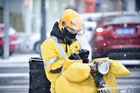 长春市一名外卖员正冒雪送餐 颜麟蕴 摄