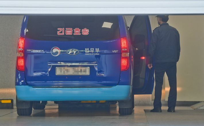 疑似李春宰乘坐的押送车(韩联社)