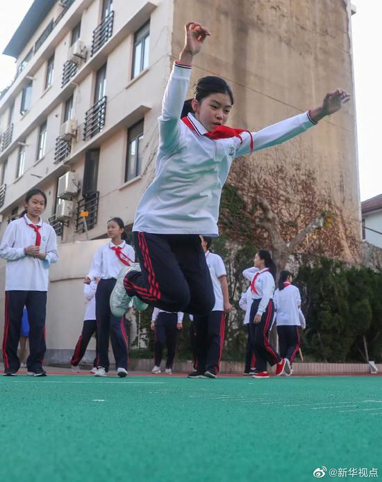 中学生跳远(图源:新华视点)