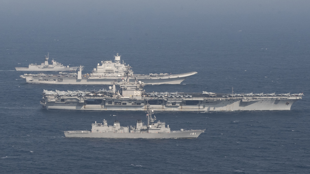 美日澳印四国海军合影,图中有日本海上自卫队“衬雨”号护卫舰 图源:美国太平洋舰队
