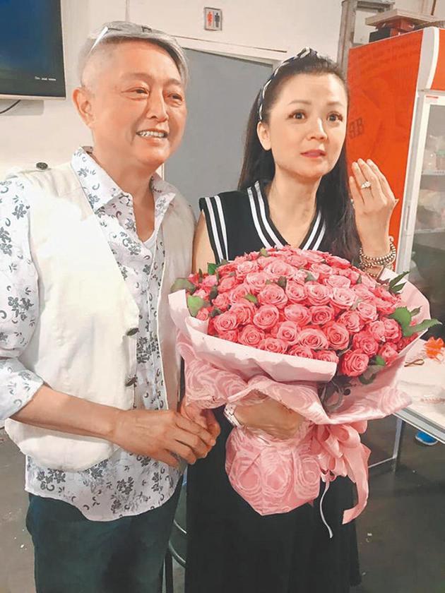 高欣欣(右)去年接受男友李国超求婚,今年底将登记结婚。