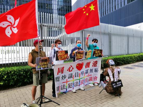 曹达明与“同心护港”成员到立法会外请愿,要求取消“揽炒”议员资格