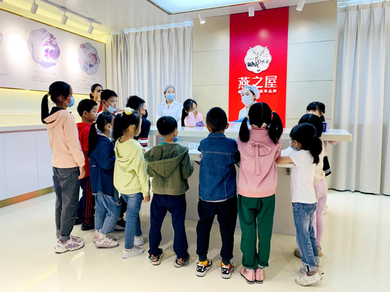 图:小朋友们听讲师讲解食品安全及燕窝知识