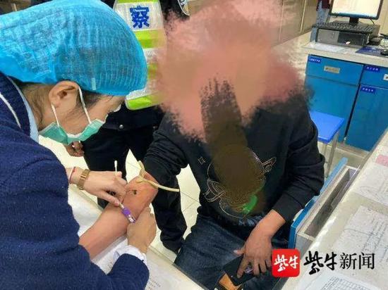 男子被民警带走抽血化验