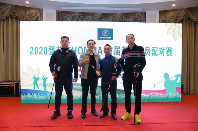 左一陈慕言,净杆季军 右一董学文,净杆亚军 右二张乙军,净杆冠军