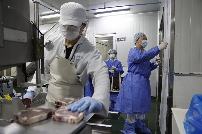 工作人员对进口食品生产加工场所进行采样。(图片来源:视觉中国)