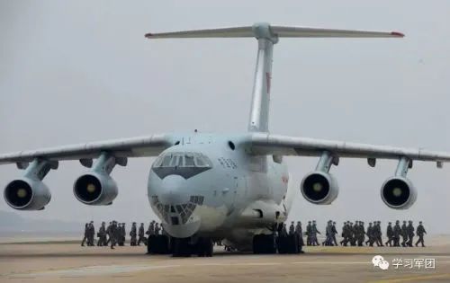 2月2日,空军出动8架大型运输机驰援武汉