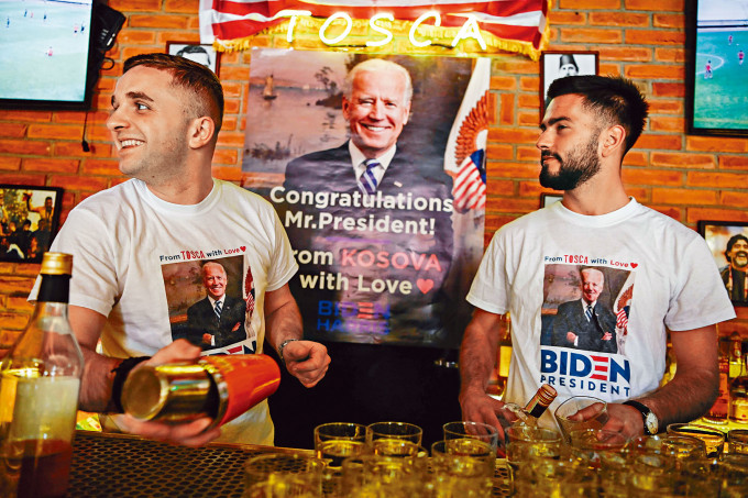 欧洲科索沃一个酒吧预先庆贺拜登当选总统。图片来源：星岛网