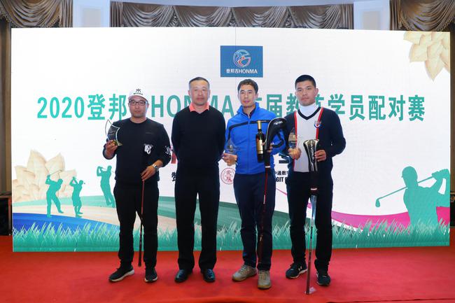 左一刘东星 总杆季军 右一邓伟 总杆亚军 右二张艺金 总杆冠军