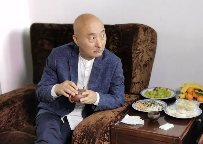 陈佩斯工作之余也浑身是戏。记者 张曦 摄
