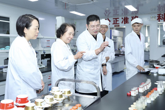 图:郭力生深入了解燕之屋燕窝微生物检测项目