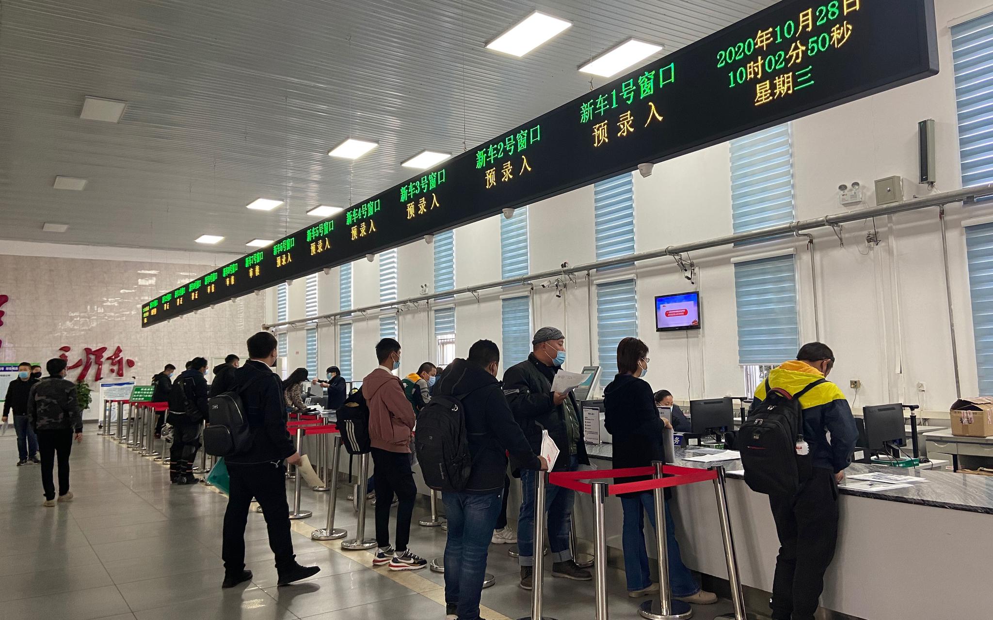 盛华机动车检测场的新车大厅内,市民办理手续。新京报记者 王贵彬 摄