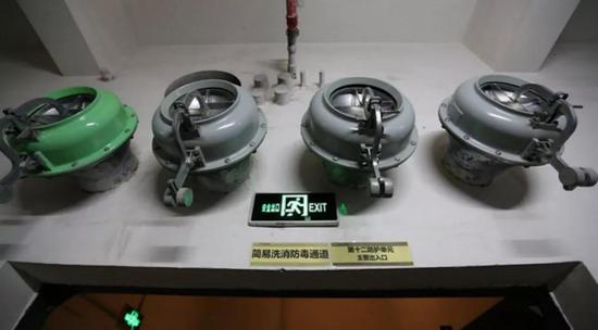 一些地下室装有超压自动排气装置,启动后可防止外界毒气以及受沾染的空气进入工事
