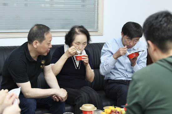 图:国燕委嘉宾一行品鉴碗燕
