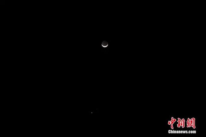 资料图:2月21日,昆明地区天气晴朗,傍晚19点左右,金星和火星在天空上演“双星伴月”的美丽天象。中新社发 任东 摄