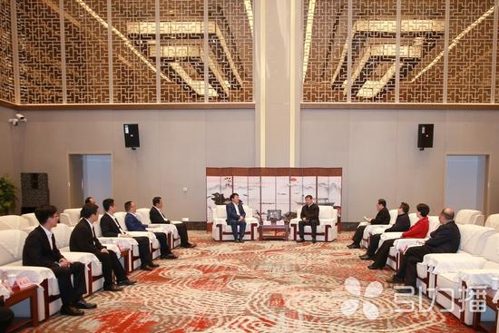 紫光集团联席总裁齐联;苏州市委常委、秘书长俞杏楠,相城区主要负责同志参加会见。(苏报融媒记者 赵焱/文 王亭川/摄)