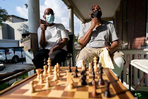 萨武尔(左)和达基在门庭里下起了国际象棋。